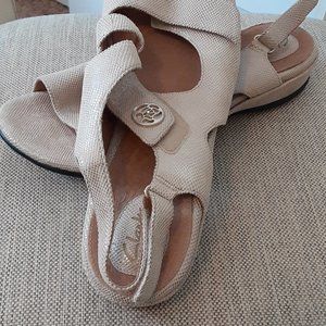Artisan Tiffani Aldora Textured Leather Strap Sandals
